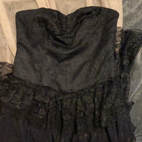 Black gown - Picture 3 of 6